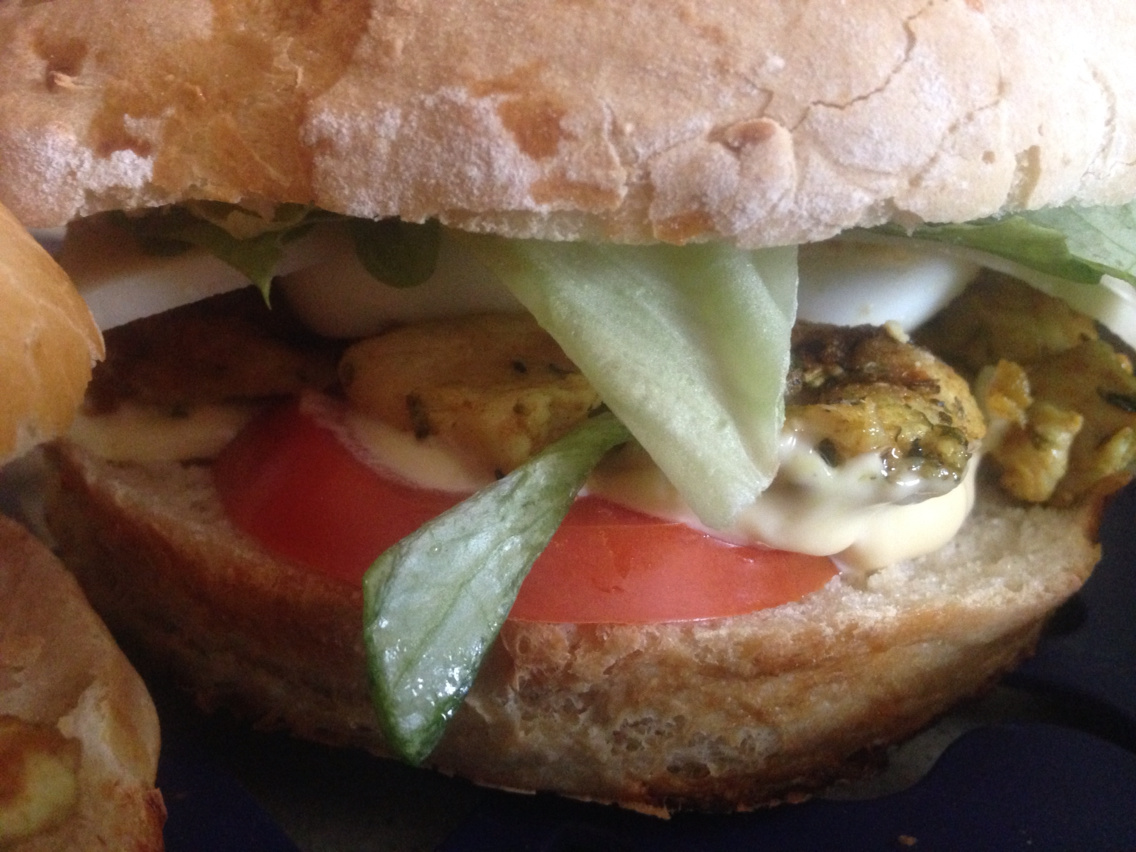 Bread bagnat (chicken sandwich)